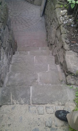 Natursteintreppe-Mäuerchen-Klinker
